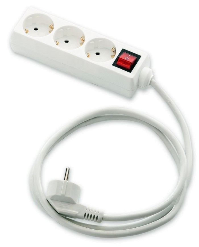 BASE MULTIPLE FAMATEL 3 TOMAS T.T. 1'5MTS. CON INTERRUPTOR BLANCO 9/703
