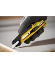 CUTTER STANLEY CON SEGMENTACION CUCHILLA Y RUEDA 18 MM.  STHT10500-0